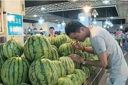 吃瓜群众吃到西瓜,吃瓜群众与西瓜的甜蜜邂逅