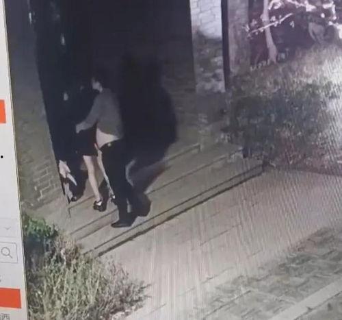 直视情侣吃瓜视频,甜蜜互动引网友热议