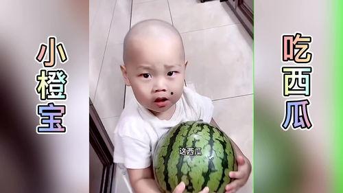 女子吃瓜吃橙自己吃瓜,体验双重美味新境界