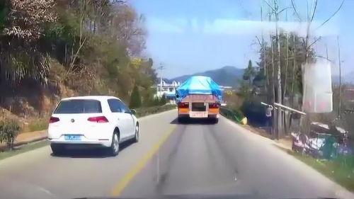 逆行超车吃瓜,吃瓜群众见证生死较量