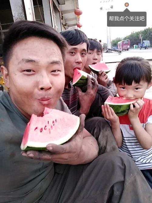 老板拿个瓜吃,拿瓜解暑,共享夏日清凉时光