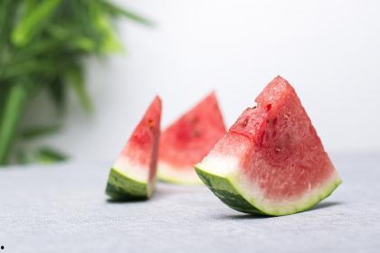 梦见给人吃瓜,揭秘“给人吃瓜”的神秘寓意